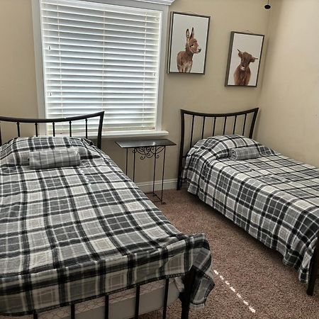 המט Peaceful & Cozy 3 Bedroom Ranch-Home W/Fireplace מראה חיצוני תמונה
